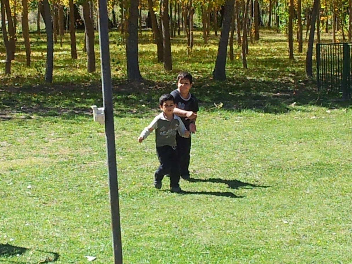 Chicos disfrutando el parque de Área Natural Uspallata